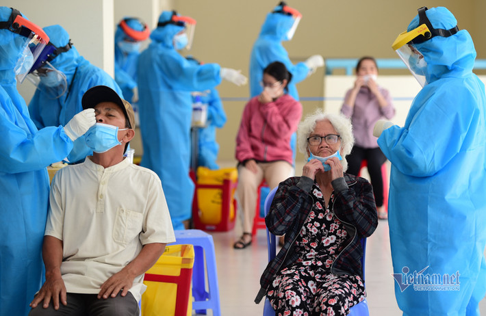 Tất cả người dân trên địa bàn phường Phú Thọ Hoà được lấy mẫu tầm soát. Quận Tân Phú được TP.HCM xếp vào nhóm diễn biến dịch có nguy cơ rất cao khi trên địa bàn đang bùng phát nhiều ca mắc.