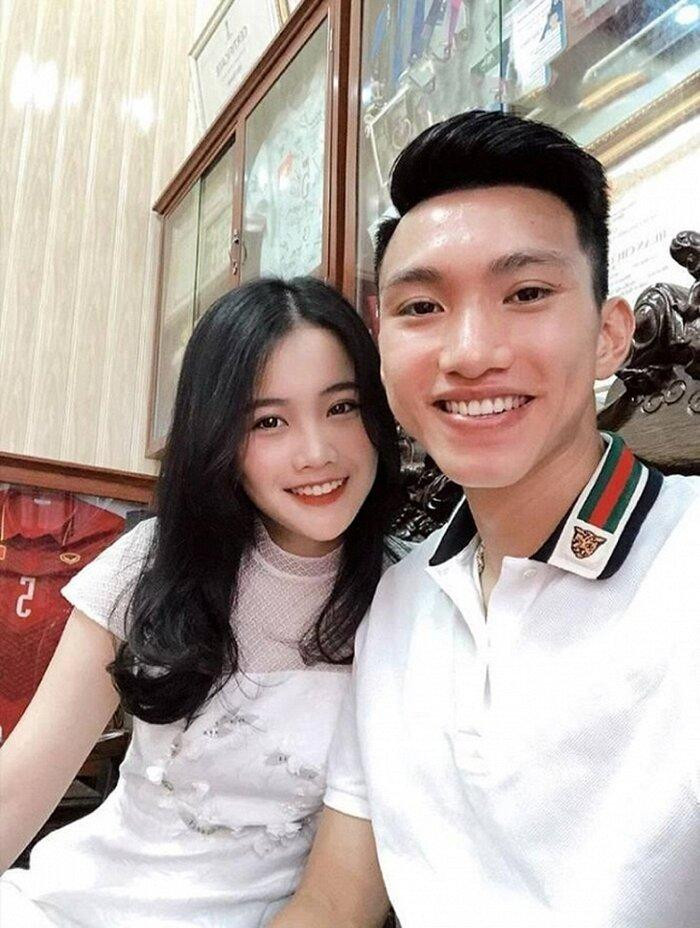 Cả hai công khai yêu đương và hẹn hò vào tháng 4/2019 trong ngày sinh nhật của hậu vệ Hà Nội FC. Dù đã "đường ai nấy đi" hơn 1 năm qua nhưng bạn gái cũ Văn Hậu vẫn được fan bóng đá để ý đến.