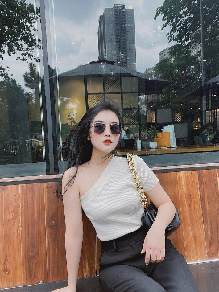 Không khó để nhận thấy Hoàng Anh hiếm khi chia sẻ những tâm trạng của mình lên MXH, phần lớn cô chỉ đăng tải hình ảnh khoe vóc dáng xinh đẹp của mình.