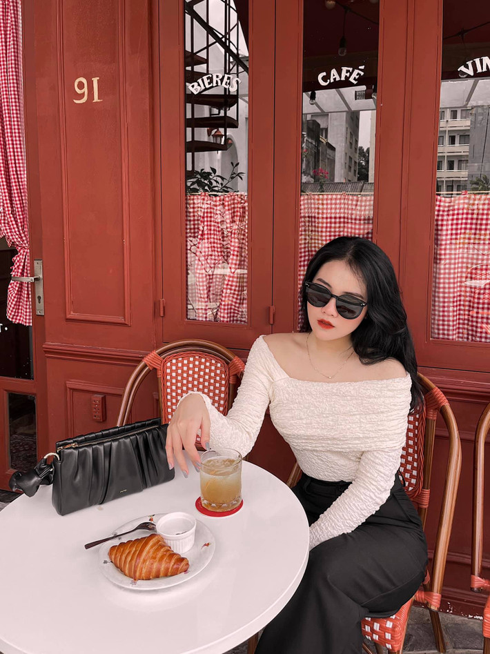 Sau khi chia tay chàng cầu thủ, hot girl này chọn cuộc sống độc thân vui vẻ, nhan sắc của Hoàng Anh cũng được nhận xét thăng hạng hơn xưa.