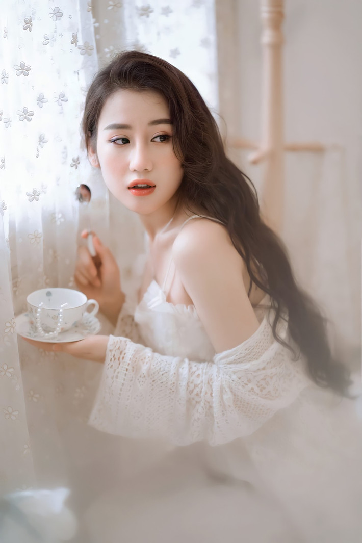 Dù theo đuổi phong cách nào Anh Phương vẫn khiến người đối diện chìm đắm trong nhan sắc như nữ thần của mình.