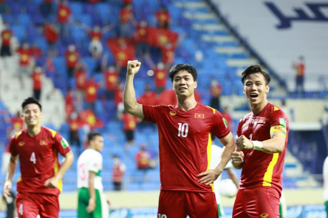 Nhìn hình ảnh này, nhiều người phải tấm tắc dành lời khen. Thậm chí, nhiều người còn cuồng tới mức đặt cho các cầu thủ Việt những biệt danh cực kêu như “người chồng quốc dân”, “chồng tương lai”, “bạn trai quốc dân”...