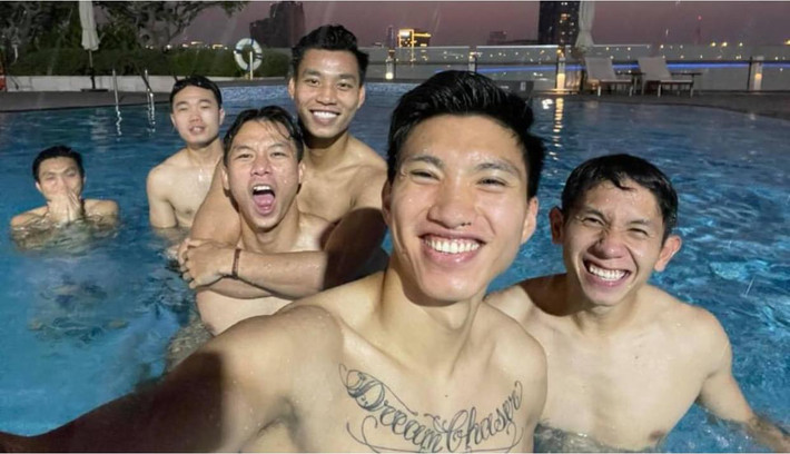 Loạt hình ảnh quy tụ dàn cầu thủ đội tuyển Việt Nam nhắng nhít bên hồ bơi trong đêm mới đây đã khiến NHM bóng đá "đứng ngồi không yên".