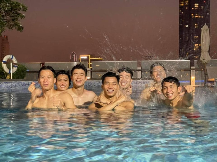 Khoảnh khắc này được Đoàn Văn Hậu chia sẻ, anh cùng dàn cầu thủ gồm Quế Ngọc Hải, Nguyễn Tuấn Anh, Đỗ Duy Mạnh, Lương Xuân Trường, Vũ Văn Thanh, Nguyễn Phong Hồng Duy đang vui chơi dưới hồ bơi khách sạn.