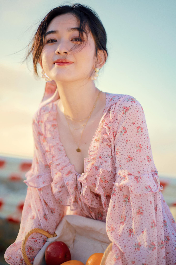 Không giống như những hot girl trường nhà giàu khác, Ngọc Xuân lại lựa chọn cho mình phong cách thời trang giản dị, không trang điểm quá nhiều.