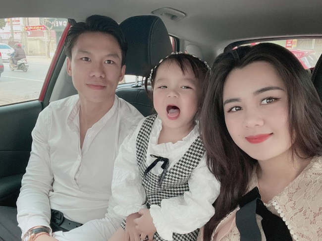 Quế Ngọc Hải và bà xã Thuỳ Phương kết hôn vào năm 2018, cùng năm đó cầu thủ đón con gái đầu lòng là bé Quế Ngọc Kim Ngân (nickname Sunny).
