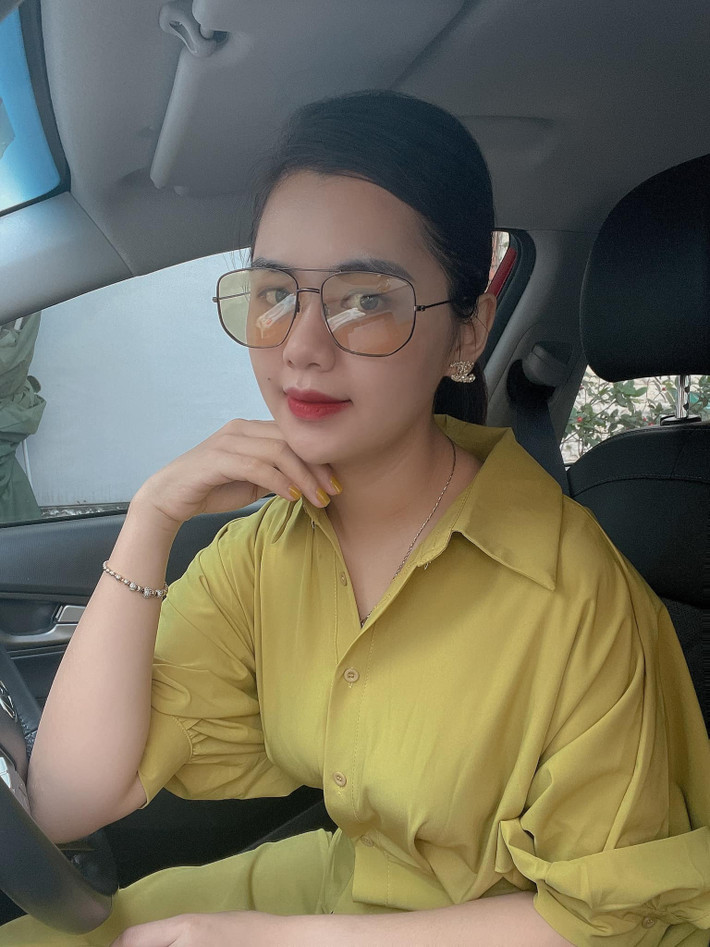 Không chỉ vậy, vợ Hải Quế còn có gu thời trang hợp mốt, dù là ở hoàn cảnh nào thì nàng WAG này vẫn biết chăm chút cho bản thân.