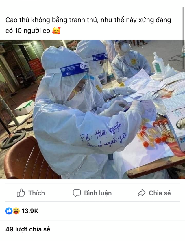 Được biết, cô gái "Huệ Nguyễn chưa có người yêu" hiện là sinh viên Học Viện Y Dược Học Cổ Truyền Việt Nam. Cộng đồng mạng không chỉ ráo riết "săn lùng" Facebook của cô gái thú vị này mà còn để lại rất nhiều lời nhắn không kém phần đáng yêu và cảm động.
