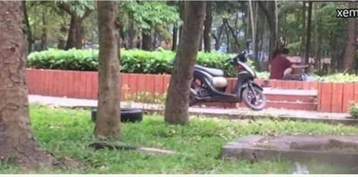 Hay cặp đôi này có những hành động "diễn cảnh nóng" mặc cho nơi này là công viên nhiều người qua lại. Ảnh: Facebook