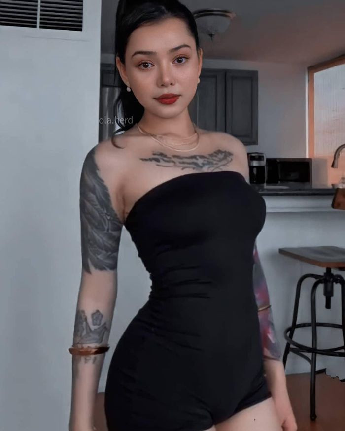 Bên cạnh việc là một ngôi sao mạng xã hội nổi tiếng với các video TikTok và hình ảnh cosplay trên Instagram. Bella Poarch còn được biết đến là một trong những hot girl TikTok xinh đẹp nhất và có thân hình cực chuẩn.