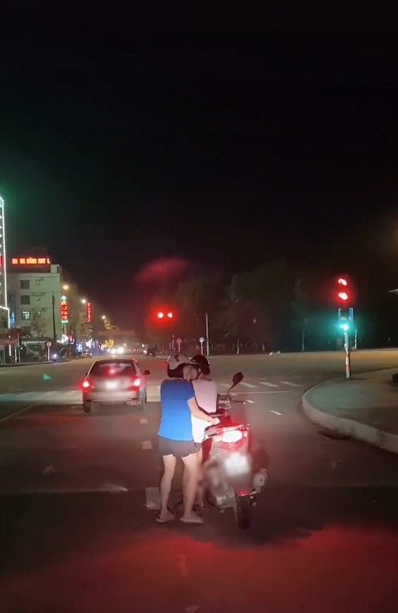 Nhiều cô nàng chân ngắn lại chọn cho mình những chiếc xe mà ngay cả nam giới cao trên 1m75 cũng chưa tự tin điều khiển. Thỏa mãn được đam mê, nhưng không phủ nhận rằng việc điều khiển những chiếc xe "quá khổ" khiến chị em rất vất vả.