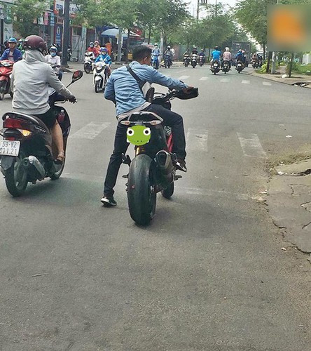 Chẳng thấy sự "ngầu" đâu mà thay vào đó là sự vất vả mỗi lần dừng xe để chống chân. Ảnh: Tổng hợp
