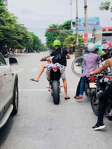 Không chỉ có chị em, nhiều cánh mày râu cũng lâm vào cảnh chiều cao hạn chế nhưng vẫn thích thử sức với những chiếc xe có yên cao.