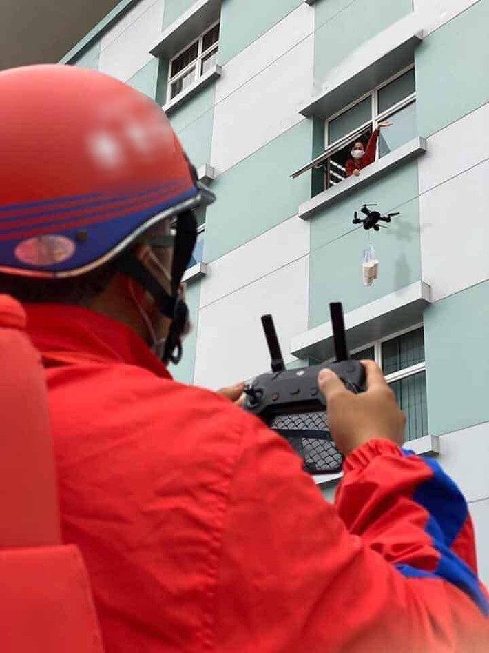 Trong thời điểm dịch bệnh vẫn đang diễn biến phức tạp nên nhiều tài xế giao hàng đã lựa chọn hình thức này để giữ khoảng cách với khách hàng.