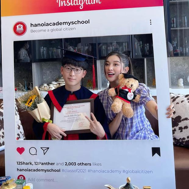 Sau khi những hình ảnh được chia sẻ, ngoài lời khen ngợi cho ngoại hình như "soái ca" của em trai Huyền My, ai nấy cũng đều choáng váng khi biết được trường học cậu bạn vừa tốt nghiệp.