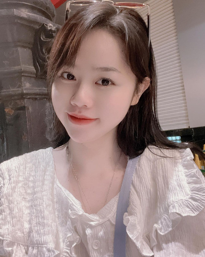 So sánh với nhan sắc hiện tại có thể thấy Huỳnh Anh đã có màn "dậy thì thành công", từ cô gái với nước da ngăm đen giờ đã trở thành thiếu nữ khi sở hữu làn da trắng sáng.