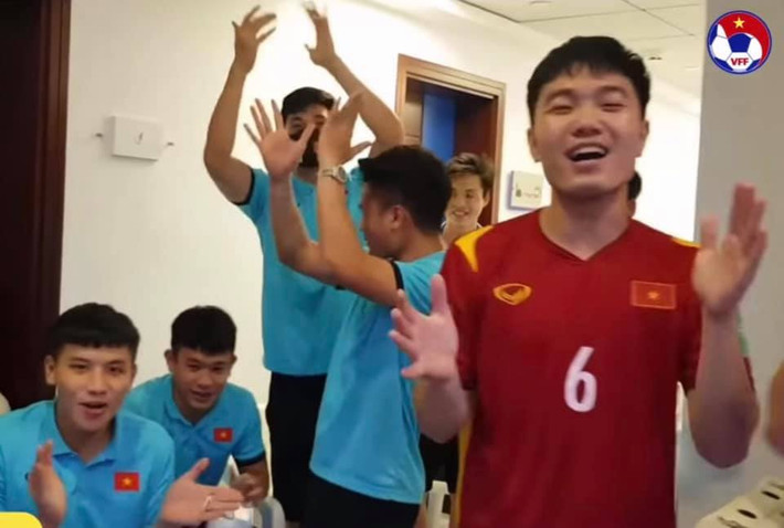 Đáng chú ý hơn cả chính là những khoảnh khắc các cầu thủ Việt Nam vô tình lọt vào ống kính máy quay và lộ ra cơ bụng 6 múi cuồn cuộn khiến hội chị em "xỉu lên xỉu xuống" vì quá "mlem". Ảnh: Chụp màn hình