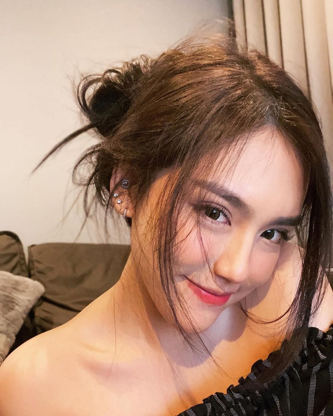 Hot girl Thái Lan cũng sở hữu làn da sáng mịn, là niềm ao ước của biết bao cô gái. Nụ cười tươi luôn thường trực trên môi cũng trở thành "điểm cộng" cho Thanatcha.