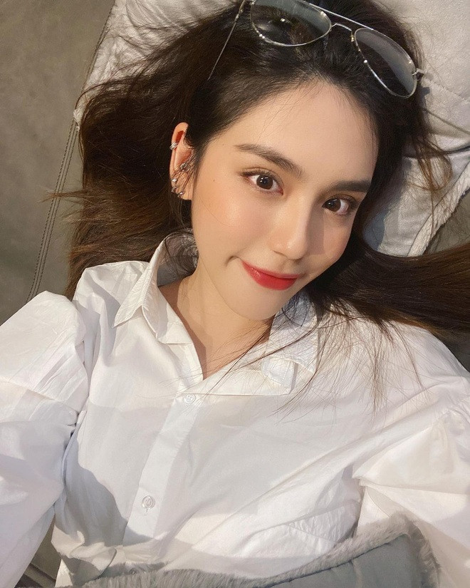 Thanatcha vẫn giữ cho riêng mình nét đẹp đến từ sự tự nhiên, thanh thuần mặc dù đã nổi tiếng từ lâu.