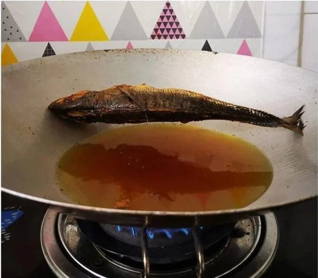 Cư dân mạng từng "cười bò" với hình ảnh chú cá cho vào chảo dầu nhưng vẫn giữ tư thế hiên ngang.