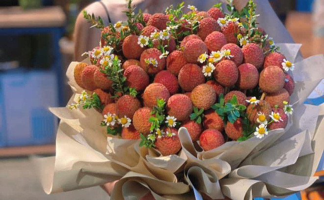 Một trong những đặc sản Bắc Giang cực kỳ nổi tiếng chính là vải. Dù đang bước vào mùa vải chín nhưng người dân ở đây lại phải chống chọi với dịch bệnh, vì thế việc bán vải gặp một số khó khăn. Ảnh: Facebook