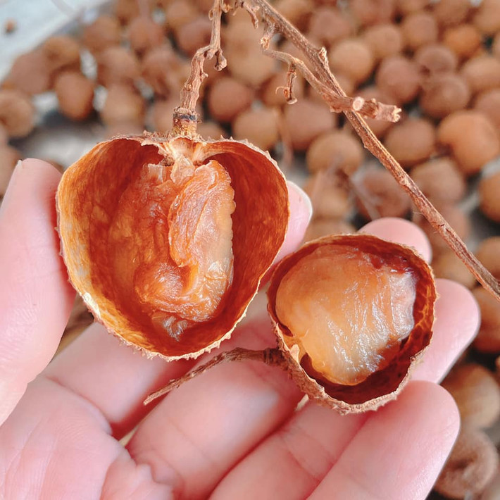 Ngoài ra, nhiều chị em đã tận dụng mùa vải chín để làm ra những món đồ ăn, thức uống cực hấp dẫn cho người thân của mình, điển hình như việc làm vải sấy khô. Ảnh: Lien Kieu Nguyen