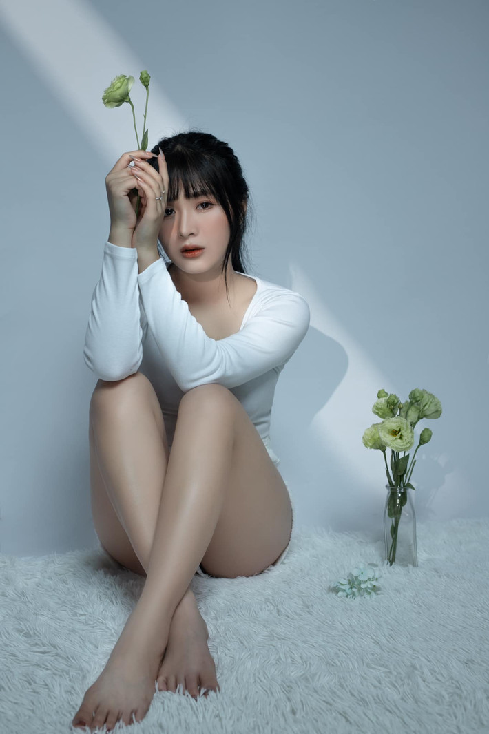 Dù cô gái khoe ngực "khủng" không phải là Quỳnh Alee nhưng ai cũng phải công nhận rằng cô nàng ngoài đời cũng có nhan sắc và vóc dáng vô cùng xinh đẹp.