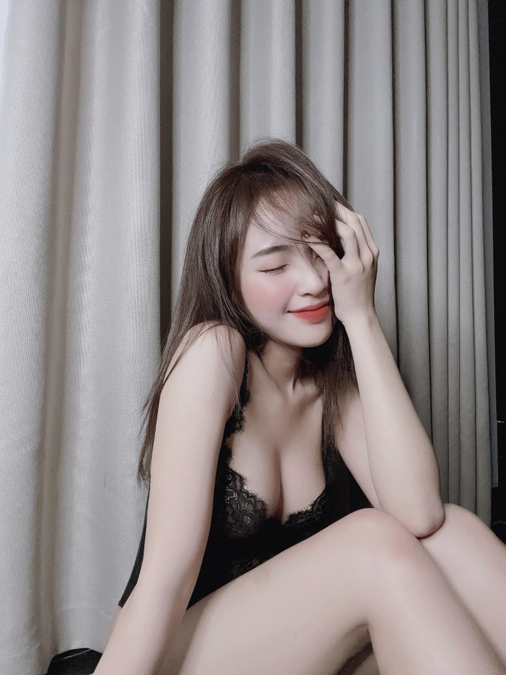 Theo tìm hiểu, cô gái đang gây bão này là hot girl Hà thành Lê Phương Anh, sinh năm 1997. Cô nàng là người mẫu ảnh được nhiều nhãn hàng và nhiếp ảnh gia “chọn mặt gửi vàng”.