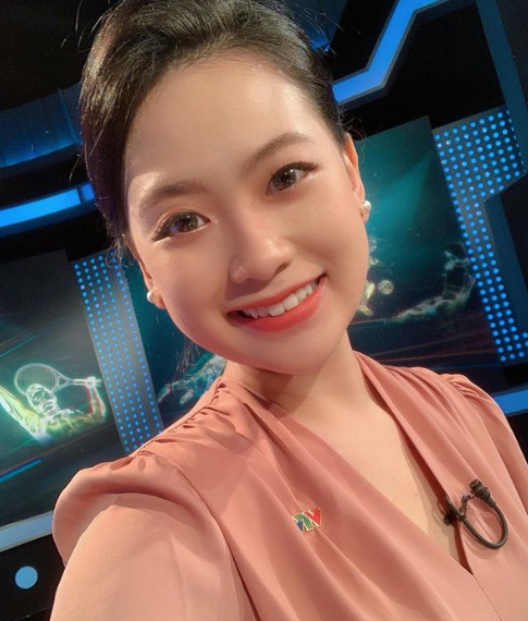 Quỳnh Hương bén duyên làm MC qua các chương trình thể thao trên sóng truyền hình. Cô bé đáng yêu ngày nào giờ là thiếu nữ với vẻ chững chạc, trưởng thành.