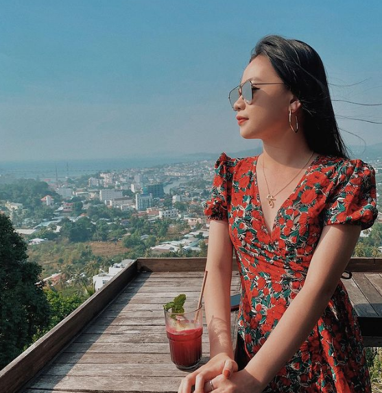 Quỳnh Hương ghi điểm trong mắt công chúng bởi khuôn mặt ưa nhìn, đôi mắt thông minh cùng ứng xử khéo léo. Ảnh: IGNV, Tổng hợp