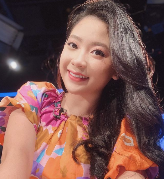 Có gương mặt xinh đẹp, Quỳnh Hương từng là Quán quân Vũ điệu xanh (VTV6), Đại sứ Hotvteen toàn quốc năm 2014.