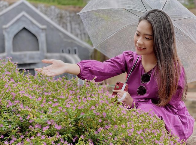 Hiện tại, Quỳnh Hương đang là BTV - MC Thể thao của Đài truyền hình Việt Nam. Dù mới "đá sân" sang lĩnh vực mới nhưng cô gái sinh năm 1999 đã tạo được thiện cảm với khán giả xem truyền hình.