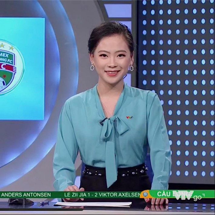 Trước khi tham gia Nóng cùng Euro 2020, Quỳnh Hương trước đó từng gây ấn tượng khi tham gia bình luận về trận đấu giữa giữa Ba Lan và Senegal trong Đồng hành cùng World Cup 2018.