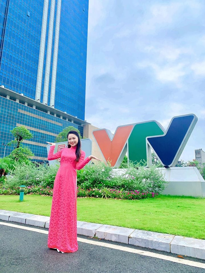 Nóng cùng Euro năm nay có 3 MC dẫn chính gồm Bảo Nghi, MC Minh Tiệp và MC Quỳnh Hương. Trong 3 người dẫn chương trình, nữ MC VTV Quỳnh Hương nổi bật hơn cả vì sự thông minh và hiểu biết của mình.