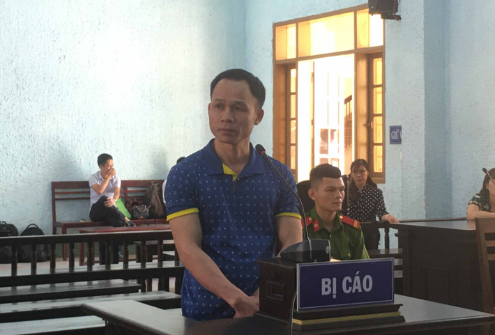 2. Thầy giáo hiếp dâm học sinh lớp 8: Tối 19/12/2018, sau khi nhậu tại trường, Hồ Trọng Đăng (SN 1983, trú thị trấn Chư Ty, huyện Đức Cơ. giáo viên Trường THCS Phan Bội Châu ở huyện Đức Cơ,xã Ia Nan, huyện Đức, tỉnh Gia Lai) điều khiển xe máy về nhà. Trên đường về, Đăng gặp cháu L. (SN 2005, học sinh lớp 8). Đăng vờ hỏi đường đến trung tâm y tế huyện rồi nhờ cháu L. đi cùng để chỉ đường. Khi cháu L không đồng ý, Đăng vẫn chở ra khu đất trống, dùng vũ lực thực hiện hành vi đồi bại đối với cháu L. Đến ngày 14/10, TAND tỉnh Gia Lai xử sơ thẩm tuyên phạt Đăng 8 năm 6 tháng tù về tội hiếp dâm người dưới 16 tuổi. (Ảnh: Baogialai)