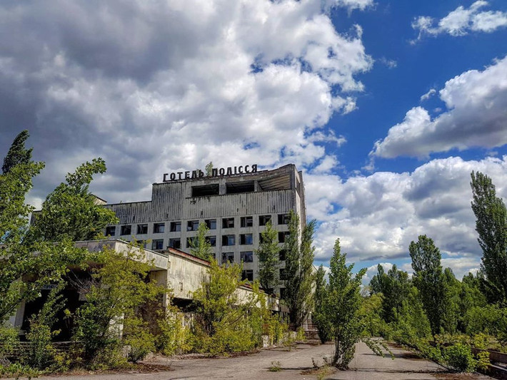Pripyat, Ukraine từng là nơi sinh sống của hàng nghìn gia đình làm việc tại Nhà máy điện hạt nhân Chernobyl. Vụ nổ lò phản ứng hạt nhân vào ngày 26/4/1986 gây ra bức xạ độc hại khắp xung quanh khiến hơn 50.000 cư dân phải sơ tán đột ngột. Mọi thứ tại nơi đây vẫn còn nguyên khi bị bỏ lại tạo khung cảnh hoang tàn, đổ nát. Ảnh: Pure_sadness.