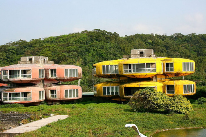 Thành phố Sanzhi Pod, Đài Loan sở hữu những ngôi nhà như một khu nghỉ dưỡng bên bờ biển. Dự án bị bỏ dở vào năm 1980 sau khi gặp khó khăn về tài chính và có một số vụ tự tử của công nhân xây dựng. Người dân địa phương cho rằng địa điểm này bị lời nguyền của linh hồn của rồng sau khi công nhân phá hủy một bức tượng. Ở châu Á, rồng gắn liền với sự may mắn và quyền lực, vì vậy nhiều người dân địa phương cho rằng hành động này dẫn đến điều xui xẻo cho nơi đây. Ảnh: Idealistacom.