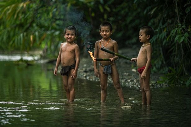Nhiếp ảnh gia 42 tuổi đến từ Kelantan, Malaysia nói rằng: "Họ sống trên đất liền nhưng lại tách biệt khỏi thế giới hiện đại. Những người phụ nữ đi lại trong bộ tộc mà không mặc áo, cuộc sống của họ phụ thuộc hoàn toàn vào tài nguyên thiên nhiên. Tôi đã rất muốn đi đến hòn đảo này để giới thiệu cuộc sống hàng ngày của bộ lạc tới mọi người."