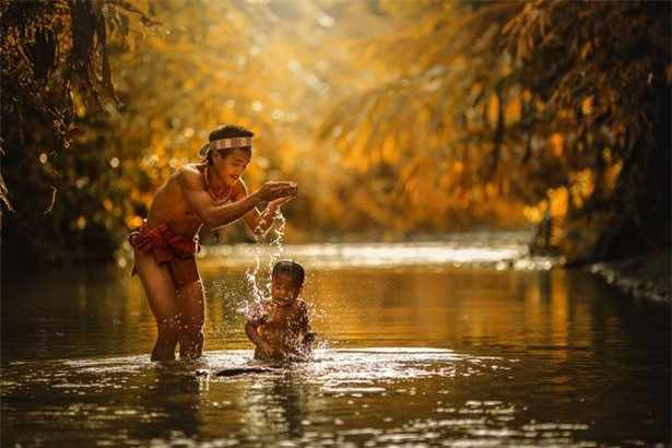 Người Mentawai là cư dân bản địa Indonesia, nổi tiếng với những hình xăm trang trí khắp người và sống cuộc sống bán du mục trên quần đảo Mentawai ở miền Tây Sumatra. Họ có cuộc sống hết sức nguyên thủy.