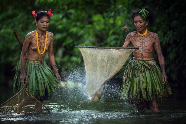 Nhiếp ảnh gia Mohammed chia sẻ: "Tôi thấy mình thật may mắn vì có cơ hội chụp được những bức ảnh này khi tôi đang giúp đỡ một người bạn, người từng sống với người Mentawai trong một khoảng thời gian".