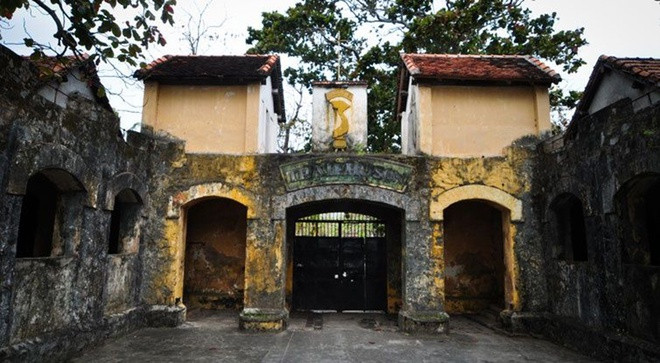 Tháng 2/1862, thực dân Pháp thành lập nhà tù Côn Đảo, biến nơi đây thành nơi giam giữ những nhà cách mạng. Dưới thời Pháp thuộc đã có câu rằng: “Côn Lôn đi dễ khó về / Già đi bỏ xác, trai về nắm xương”.