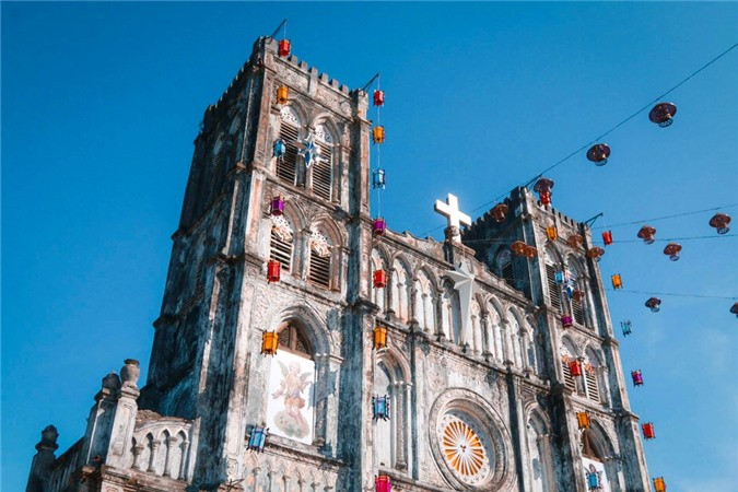 Nhà thờ Mằng Lăng: Được xây dựng năm 1892, Mằng Lăng có kiến trúc mái vòm Gothic, với những khung cửa sổ hoa hồng, nét trang trí cầu kỳ, là một trong những nhà thờ lâu đời nhất và nổi tiếng nhất Việt Nam. Nhà thờ là nơi lưu giữ cuốn sách chữ quốc ngữ đầu tiên "Phép giảng tám ngày" của linh mục Alexandre de Rhodes, in năm 1651 tại Italy.