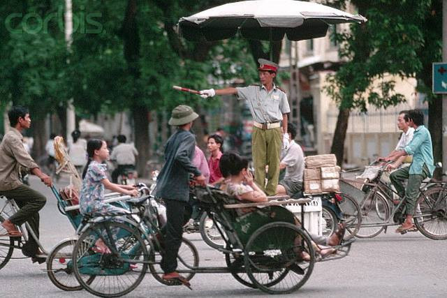 Năm 1988, quần áo của toàn ngành công an được thay đổi lần 2. Trong ảnh, CSGT ở Hà Nội năm 1993. Ảnh: Steve Raymer.