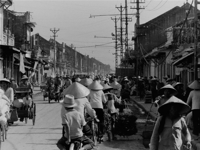 “Thời gian đó quả thật rất khó khăn nên tôi vô cùng ngưỡng mộ con người Việt Nam. Bất chấp cuộc sống khó khăn, họ vẫn giữ trọn phẩm giá, sự can đảm và cố gắng hết sức để duy trì những giá trị truyền thống của mình”, John Ramsden nhận xét.