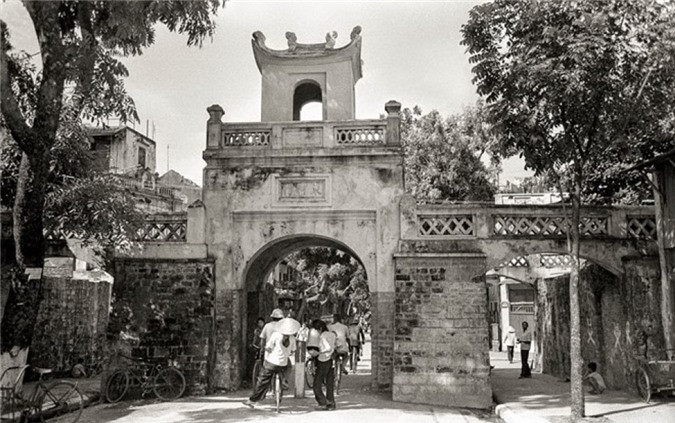 Ô Quan Chưởng nằm ở đầu phố Hàng Chiếu nhộn nhịp người qua lại.