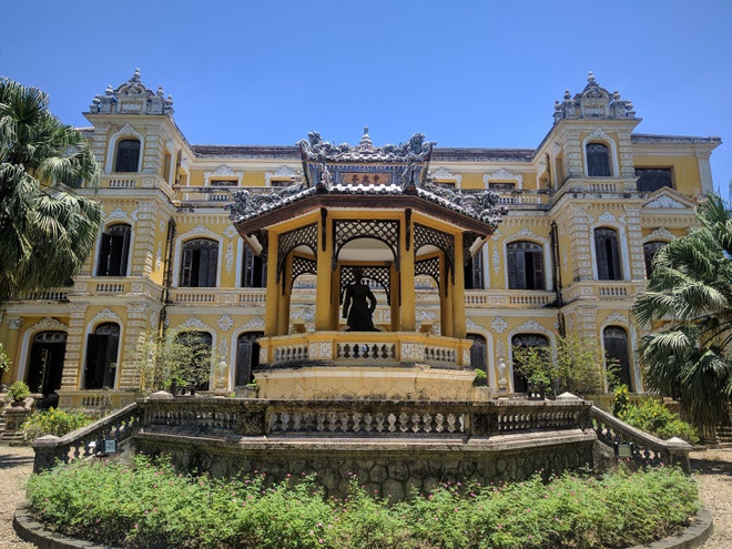 Cung An Định là biệt cung của vua Khải Định, từng là nơi nghỉ ngơi, tiếp khách, chiêu đãi của Hoàng gia. Cung nằm về phía nam kinh thành Huế, bên bờ sông An Cựu, một dòng sông được khắc trên Cửu đỉnh nhà Nguyễn. Vị trí này vào năm 1902 là phủ An Định, đến năm 1917, vua Khải Định mới cải tạo thành cung An Định theo lối kiến trúc như ngày nay.