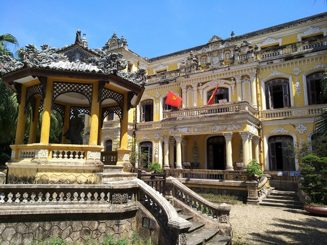 Cung An Định vốn có khoảng 10 công trình, song trải qua thời gian và sự tàn phá chiến tranh, hiện còn lại 3 công trình khá nguyên vẹn là cổng chính, lầu Khải Tường và đình Trung Lập. Mái đình Trung Lập đắp nổi 12 con rồng như bay về 4 phương, 8 hướng. Trong đình có đặt bức tượng đồng vua Khải Định mặc võ phục, đúc theo tỷ lệ 1:1.