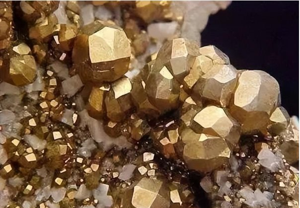 Một ngày nọ, trong lúc hái thuốc, Lão Lý vô tình phát hiện một viên đá nhỏ sáng lấp lánh có ánh sáng vàng giữa cỏ và sông.