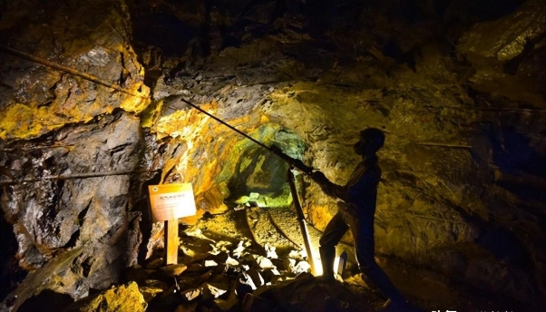 Sau cuộc nổ mìn thành công, các chuyên gia tìm thấy một hang động chứa xương và công cụ lao động, cho thấy nơi đây là một lò khai thác vàng cổ xưa và những bộ xương là của những công nhân đã qua đời.