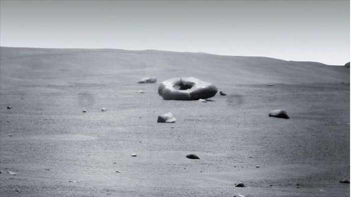 Tàu thăm dò Perseverance của NASA đã phát hiện một tảng đá có hình thù kỳ lạ trên Sao Hỏa khi khám phá miệng núi lửa Jezero.